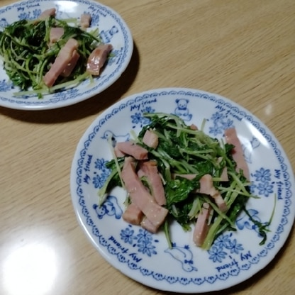 男性です。
水菜がたくさん育って来たので作りました。
焼いたら水菜は小さくなってしまうんですね。
次回は、もっとたくさん水菜を取って来て作ります。